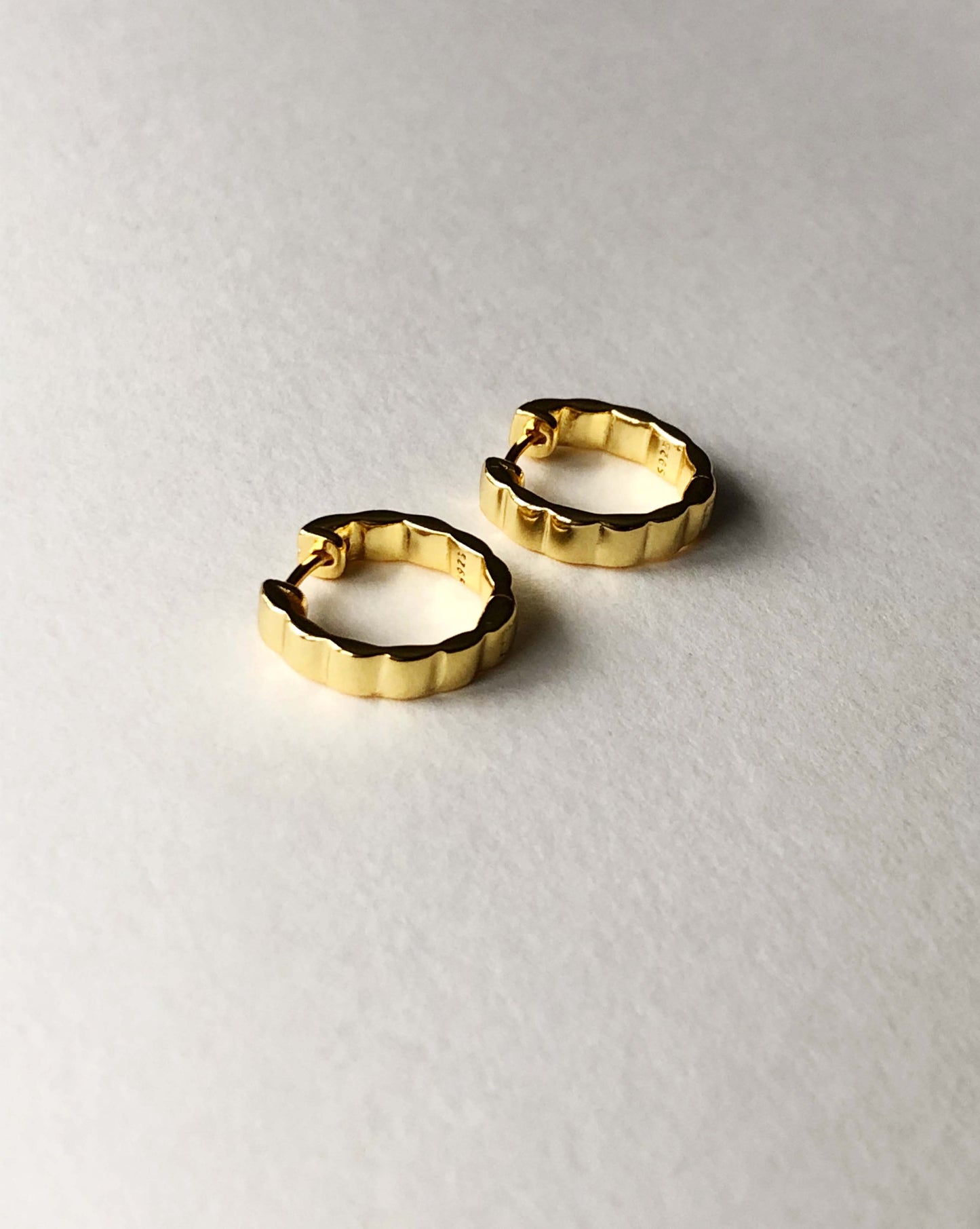 classic gold ribbed surface hoops